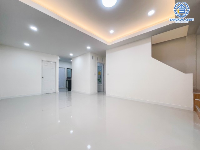 *****ทาวน์เฮ้าส์มือสองนนทบุรี ม.บัวทอง3 กาญจนาภิเษก เนื้อที่มากถึง 20 ตร.ว. ฟังก์ชัน 3 ห้องนอน 2 ห้องน้ำ 2 ที่จอดรถ บ้านรีโนเวทใหม่ พร้อมเข้าอยู่ บนทำเลเดินทางสะดวก ติดรถไฟฟ้าสายสีม่วง "สถานีคลองบางไผ่" ใกล้เซ็นทรัลเวสต์เกต ห้ามพลาด!